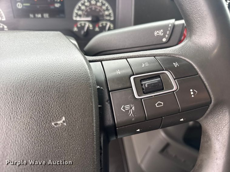 image for item EU6267 2021 Volvo VNL semi truck