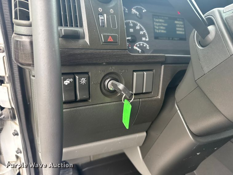 image for item EU6267 2021 Volvo VNL semi truck