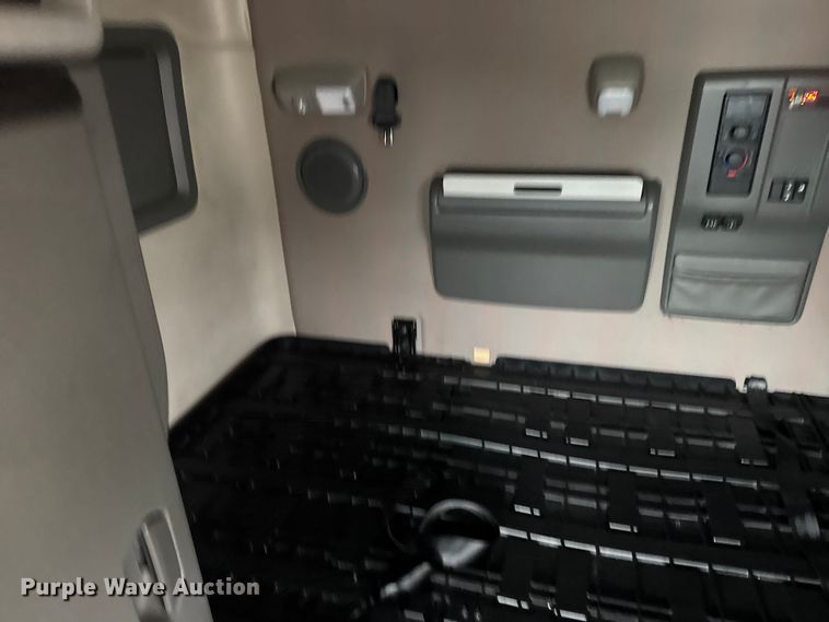 image for item EU6267 2021 Volvo VNL semi truck