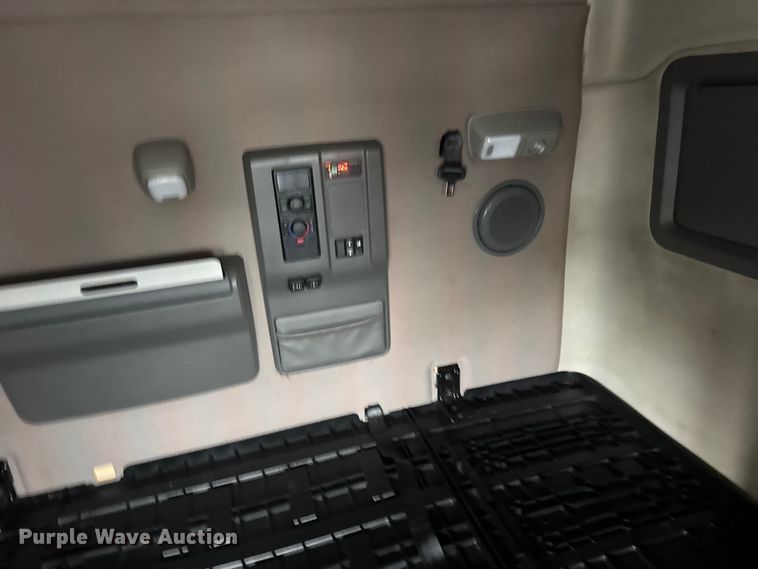 image for item EU6267 2021 Volvo VNL semi truck