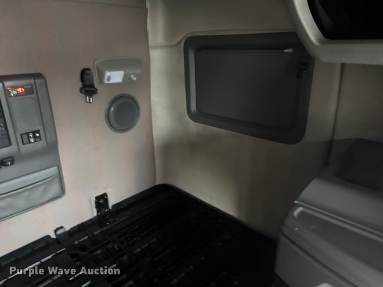 image for item EU6267 2021 Volvo VNL semi truck