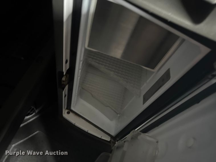 image for item EU6267 2021 Volvo VNL semi truck