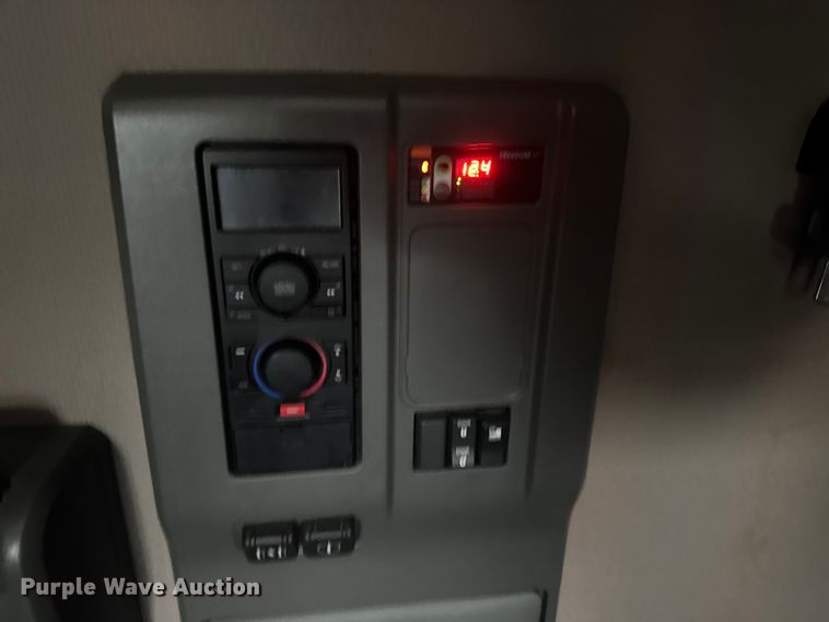 image for item EU6267 2021 Volvo VNL semi truck