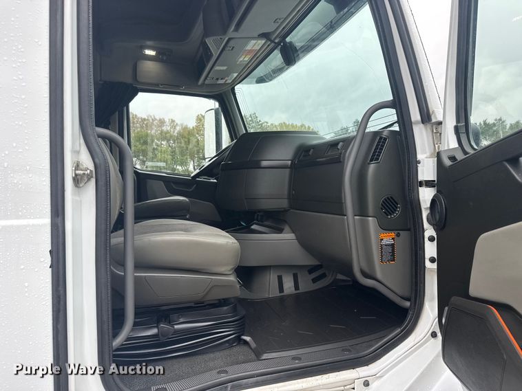 image for item EU6267 2021 Volvo VNL semi truck