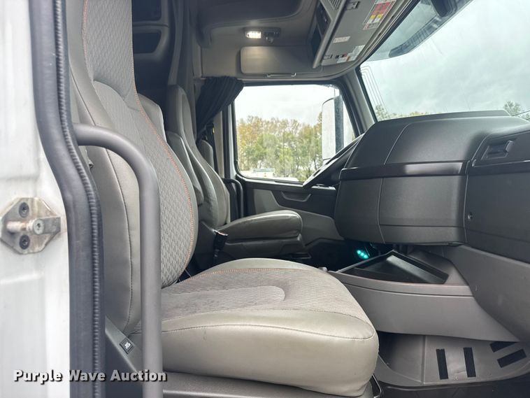 image for item EU6267 2021 Volvo VNL semi truck