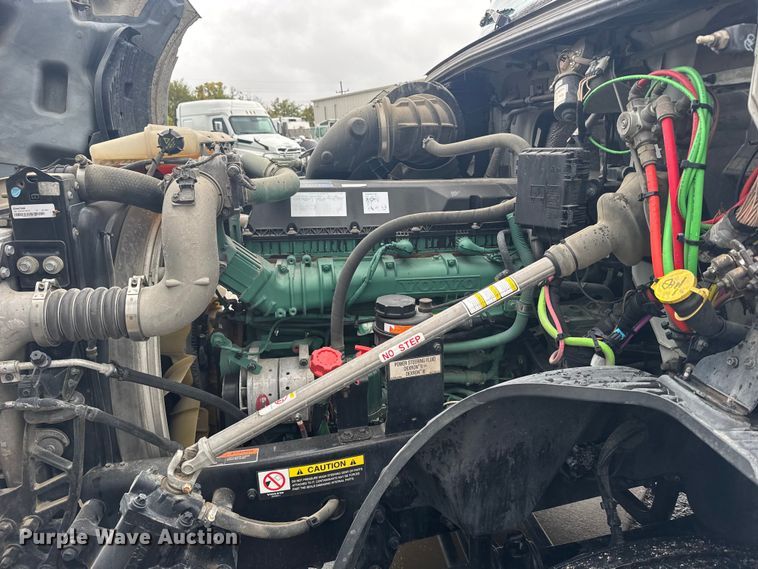 image for item EU6267 2021 Volvo VNL semi truck