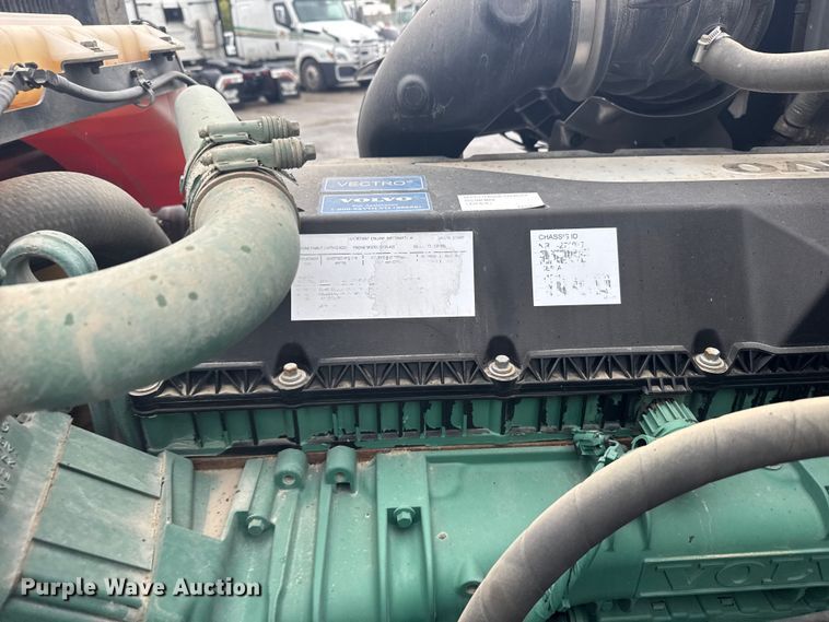 image for item EU6267 2021 Volvo VNL semi truck