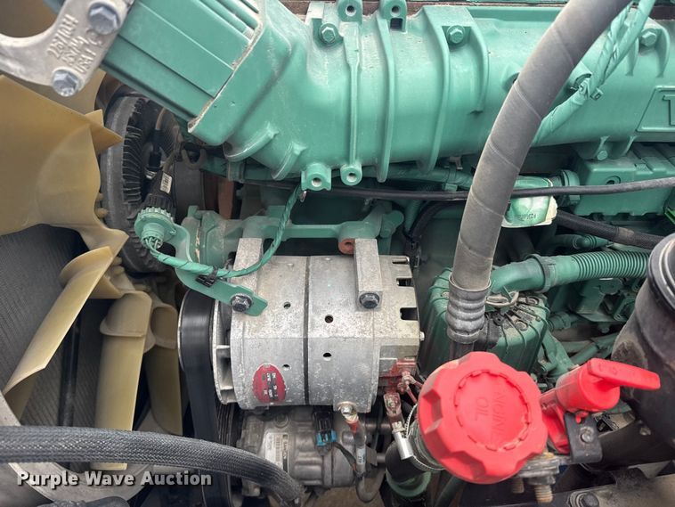 image for item EU6267 2021 Volvo VNL semi truck