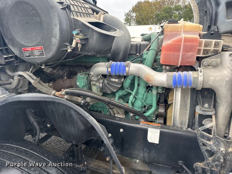 image for item EU6267 2021 Volvo VNL semi truck