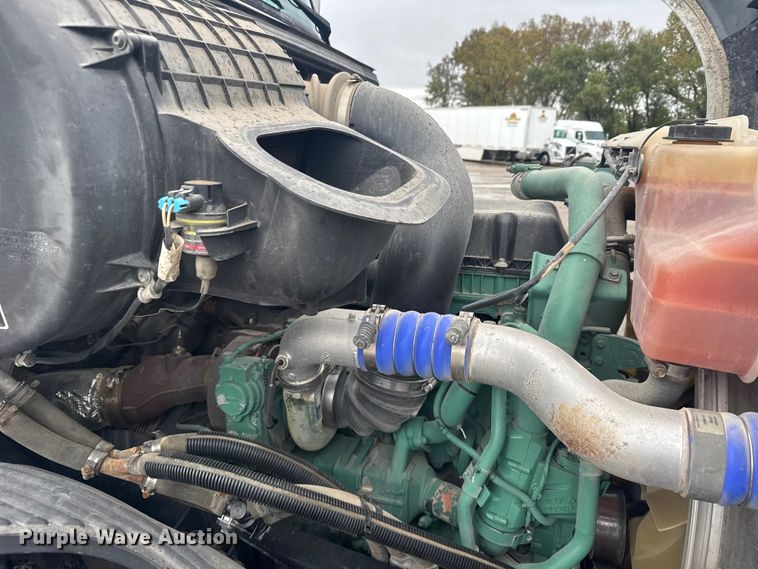 image for item EU6267 2021 Volvo VNL semi truck