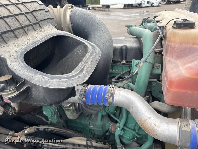 image for item EU6267 2021 Volvo VNL semi truck