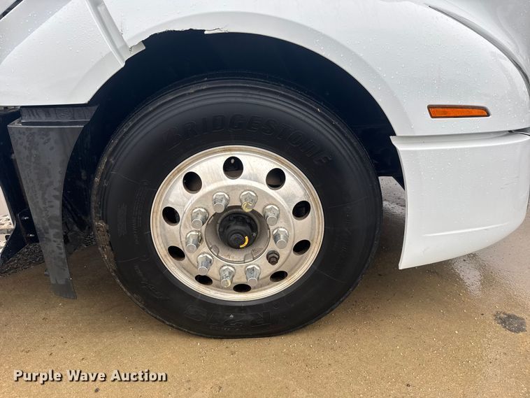 image for item EU6267 2021 Volvo VNL semi truck