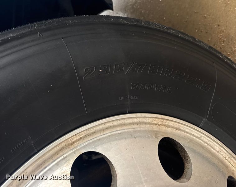 image for item EU6267 2021 Volvo VNL semi truck