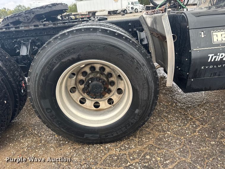 image for item EU6267 2021 Volvo VNL semi truck