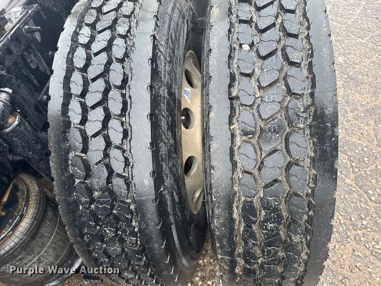 image for item EU6267 2021 Volvo VNL semi truck