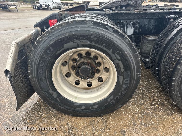 image for item EU6267 2021 Volvo VNL semi truck