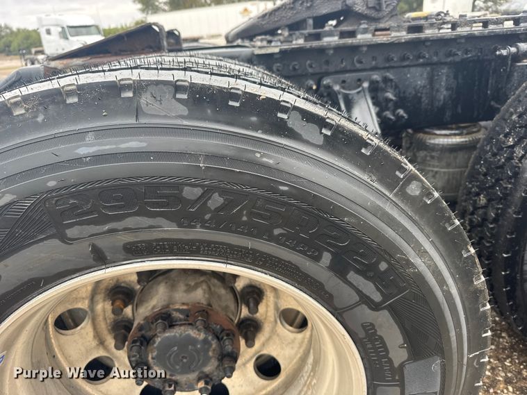 image for item EU6267 2021 Volvo VNL semi truck