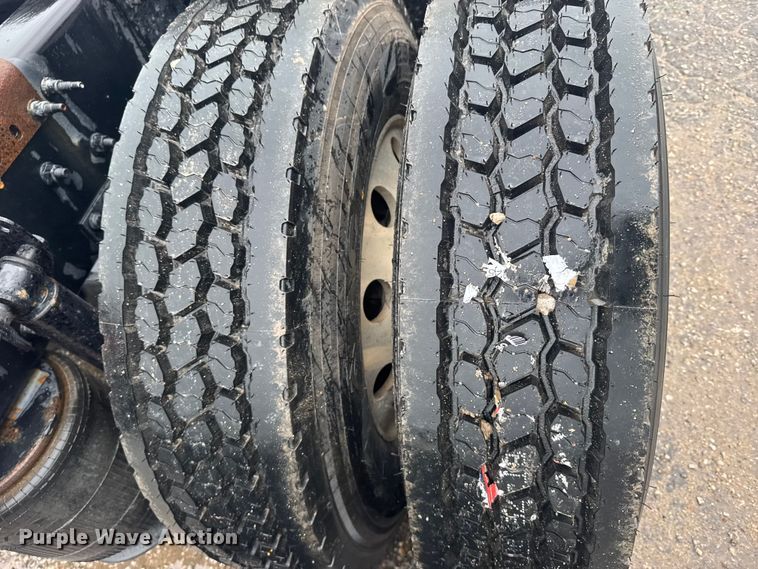 image for item EU6267 2021 Volvo VNL semi truck