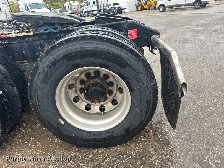 image for item EU6267 2021 Volvo VNL semi truck