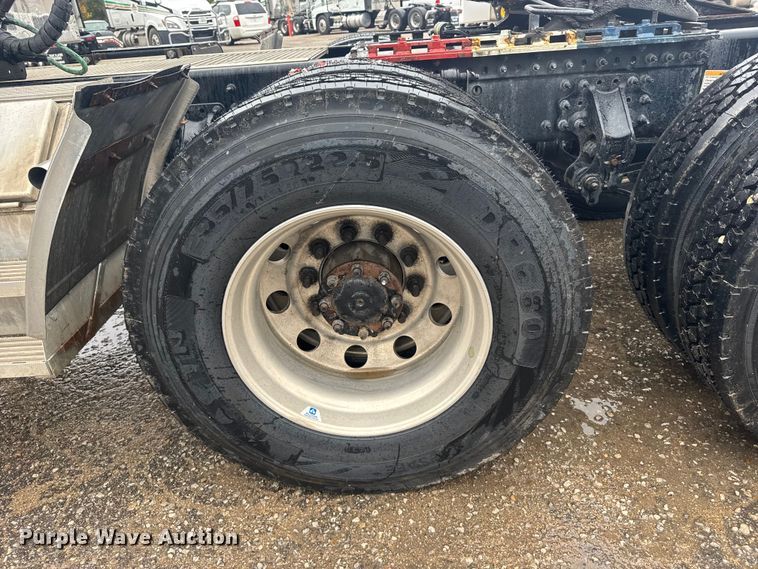 image for item EU6267 2021 Volvo VNL semi truck