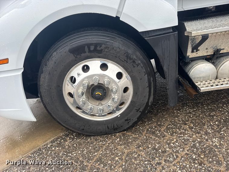 image for item EU6267 2021 Volvo VNL semi truck