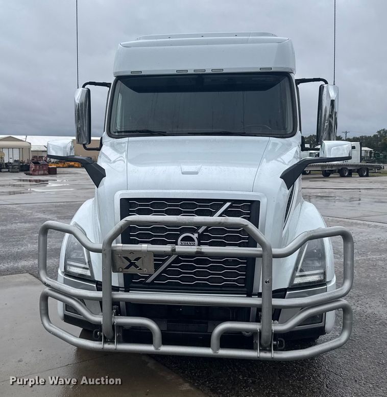 image for item EU6268 2021 Volvo VNL semi truck