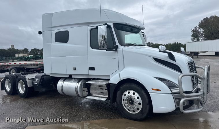 image for item EU6268 2021 Volvo VNL semi truck