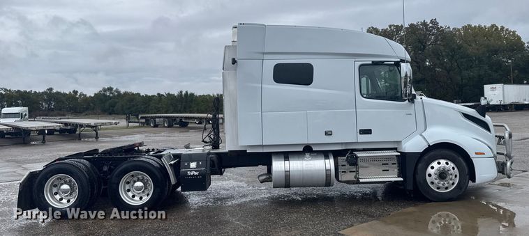 image for item EU6268 2021 Volvo VNL semi truck