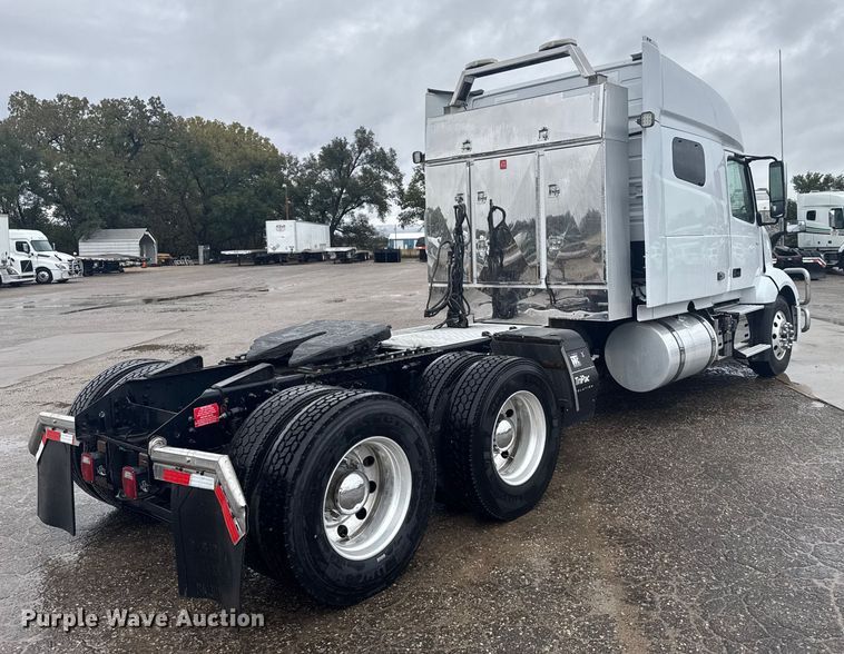 image for item EU6268 2021 Volvo VNL semi truck