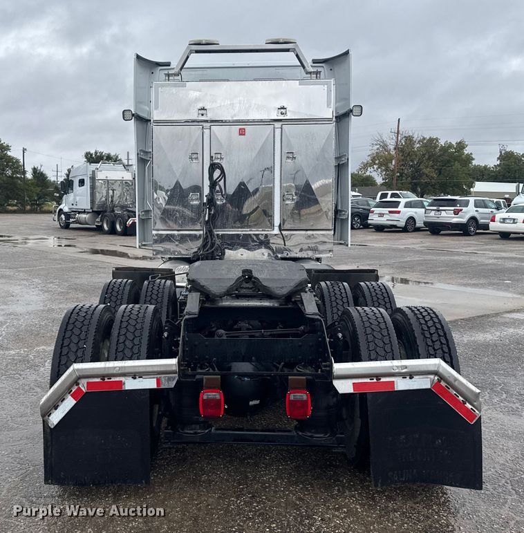 image for item EU6268 2021 Volvo VNL semi truck