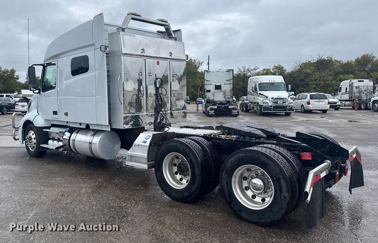 image for item EU6268 2021 Volvo VNL semi truck
