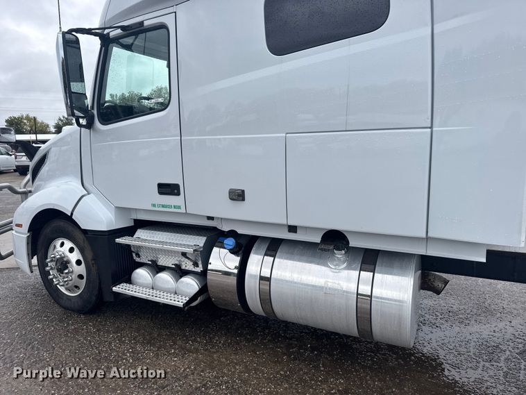 image for item EU6268 2021 Volvo VNL semi truck