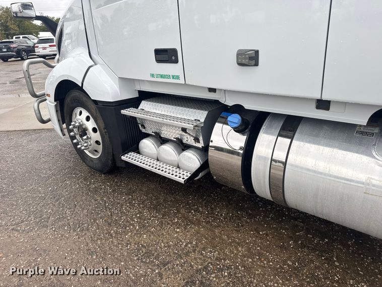 image for item EU6268 2021 Volvo VNL semi truck