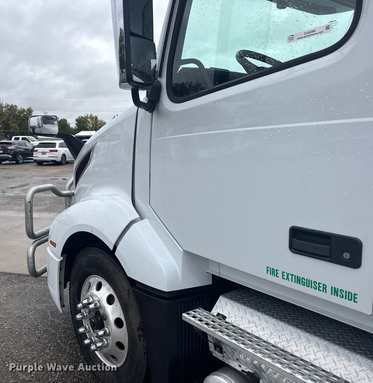 image for item EU6268 2021 Volvo VNL semi truck