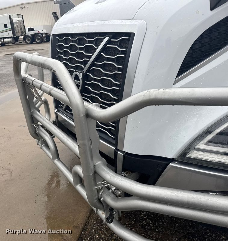 image for item EU6268 2021 Volvo VNL semi truck