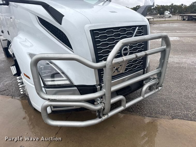 image for item EU6268 2021 Volvo VNL semi truck