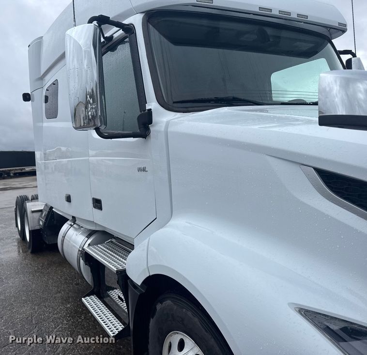 image for item EU6268 2021 Volvo VNL semi truck