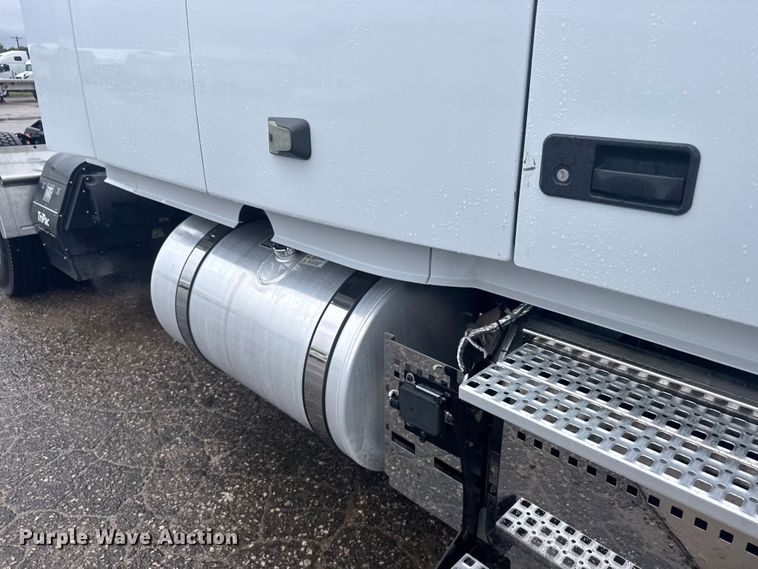 image for item EU6268 2021 Volvo VNL semi truck