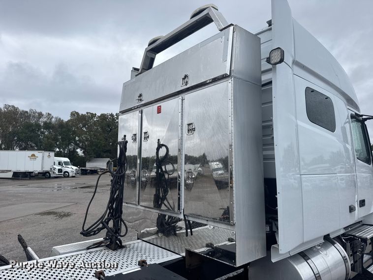 image for item EU6268 2021 Volvo VNL semi truck
