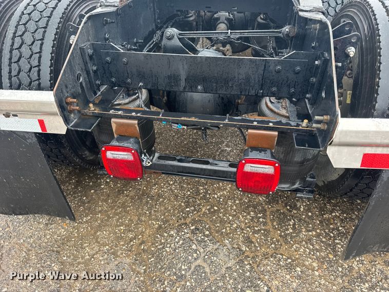 image for item EU6268 2021 Volvo VNL semi truck