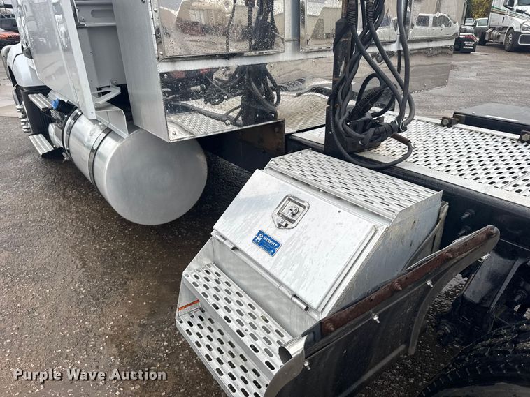 image for item EU6268 2021 Volvo VNL semi truck