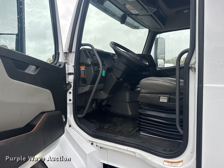 image for item EU6268 2021 Volvo VNL semi truck