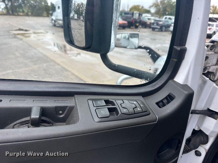 image for item EU6268 2021 Volvo VNL semi truck