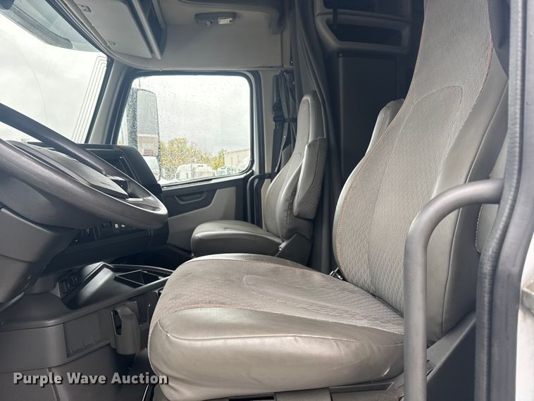 image for item EU6268 2021 Volvo VNL semi truck