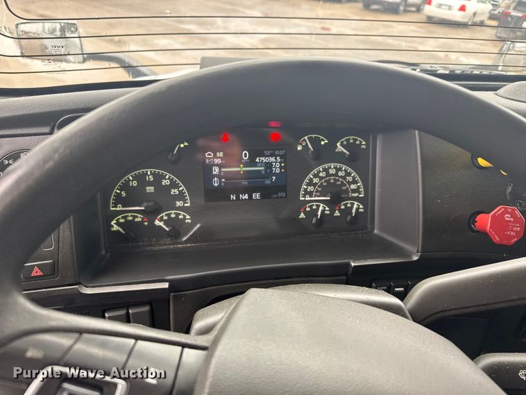 image for item EU6268 2021 Volvo VNL semi truck