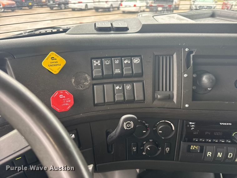 image for item EU6268 2021 Volvo VNL semi truck