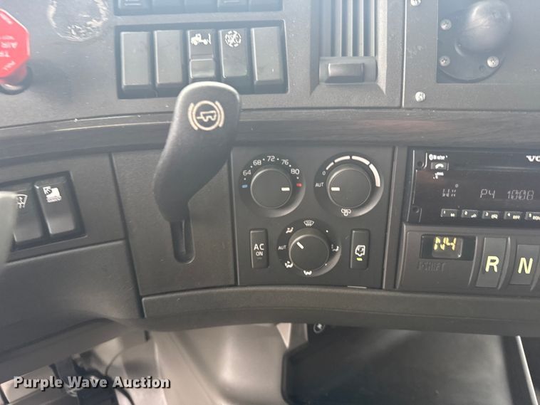 image for item EU6268 2021 Volvo VNL semi truck