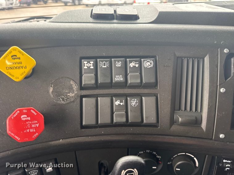 image for item EU6268 2021 Volvo VNL semi truck