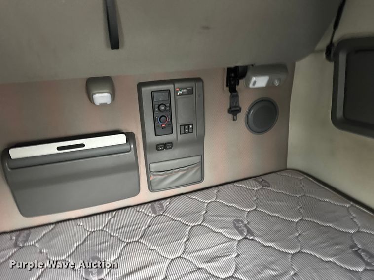 image for item EU6268 2021 Volvo VNL semi truck