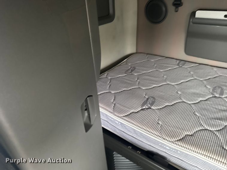 image for item EU6268 2021 Volvo VNL semi truck